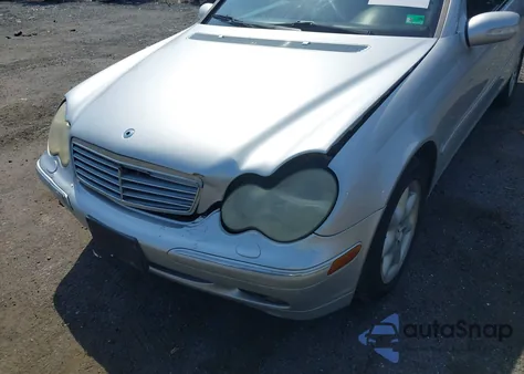 2002 Mercedes-Benz C 320 z USA, uszkodzony, nr VIN WDBRF64J42E008165